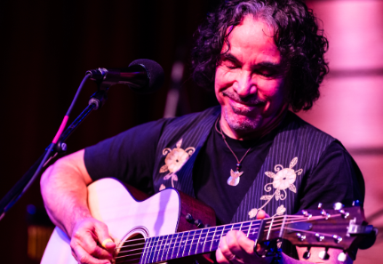 “John Oates’ Shocking Revelation: Performing Amidst Legal Drama and Unveiling Heartwarming Charity Single ‘Get Your Smile On’